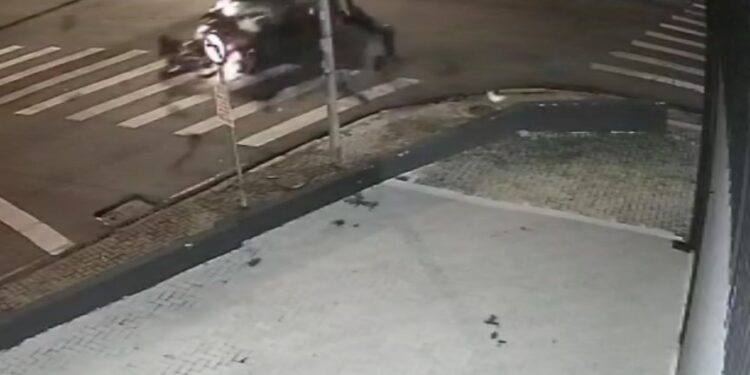 Vigilante fica gravemente ferido em acidente em Curitiba; câmera registrou acidente