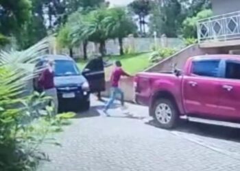 Criminosos fortemente armados rendem moradores e levam caminhonete em Curitiba, veja o vídeo