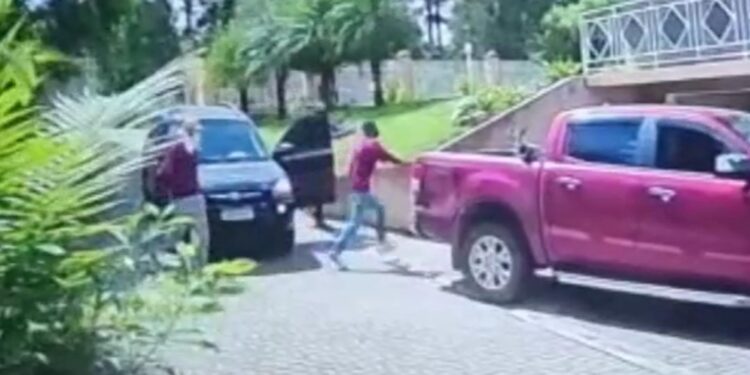 Criminosos fortemente armados rendem moradores e levam caminhonete em Curitiba, veja o vídeo