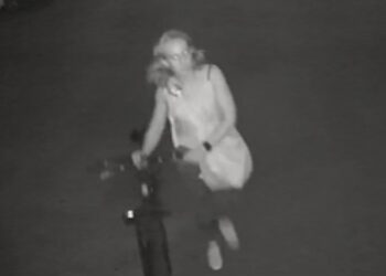 Câmeras flagram mulher levando bicicleta de condomínio em Curitiba