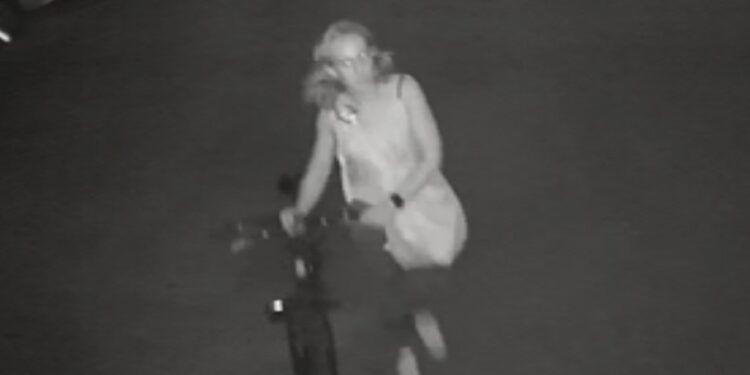 Câmeras flagram mulher levando bicicleta de condomínio em Curitiba