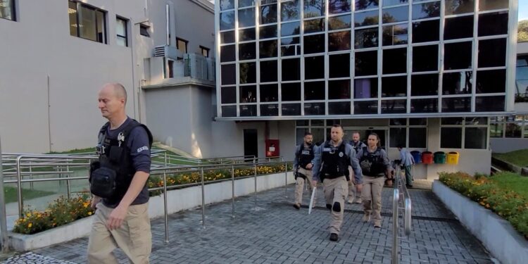Gaeco cumpre oito mandados de busca e apreensão em gabinete da Câmara Municipal de Curitiba em investigação de possível crime de “rachadinha”
