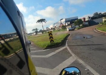 Durante fuga da PRF, adolescente com veículo roubado carregado de cigarro contrabandeado capota em Curitiba, veja o vídeo