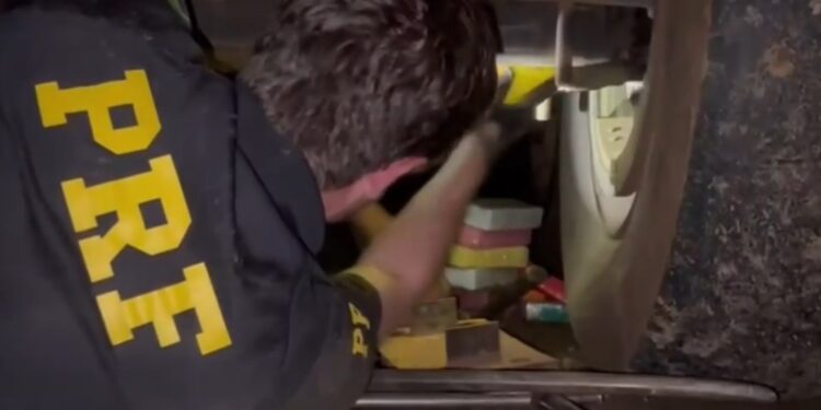 PRF apreende 133 quilos de pasta base de cocaína na BR-277