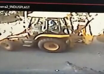 Imagens fortes: Homem mata colega de trabalho usando retroescavadeira