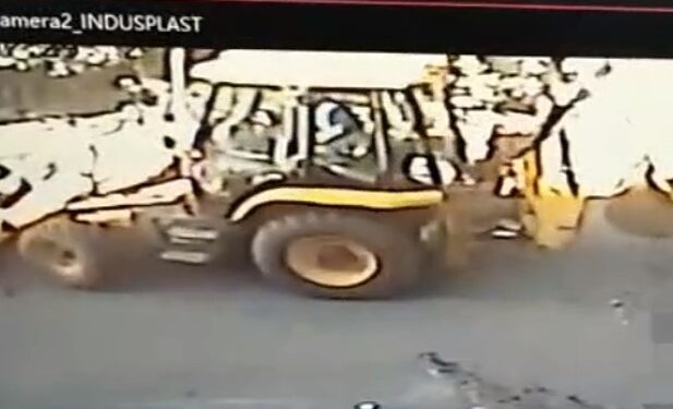 Imagens fortes: Homem mata colega de trabalho usando retroescavadeira