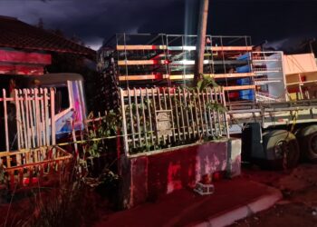 Motorista de caminhão morre após invadir quintal de residência em Curitiba