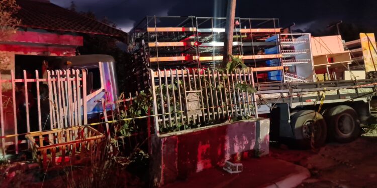 Motorista de caminhão morre após invadir quintal de residência em Curitiba