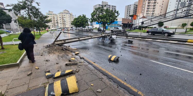 Via rápida fica totalmente fechada após motorista colidir em poste, no bairro Portão