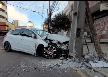 Motorista embriagado colide em poste no Centro de Curitiba e vai em cana