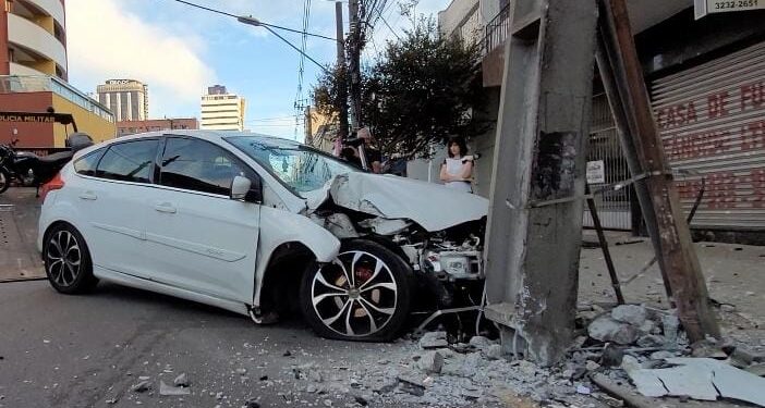 Motorista embriagado colide em poste no Centro de Curitiba e vai em cana