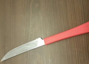 Homem agride esposa, a ameaça com uma faca e acaba preso, na RMC