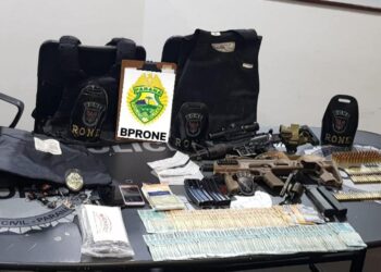 RONE detém criminoso, recupera dinheiro roubado e realiza apreensão de fuzil, pistola e muita munição