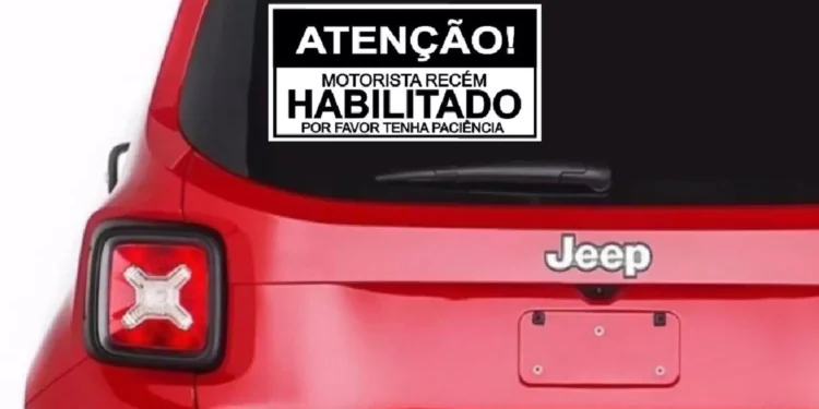 Projeto de Lei quer obrigar motoristas recém-habilitados a usar adesivo nos veículos