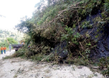 PR-090 em Campo Largo é atingida por queda de barreira