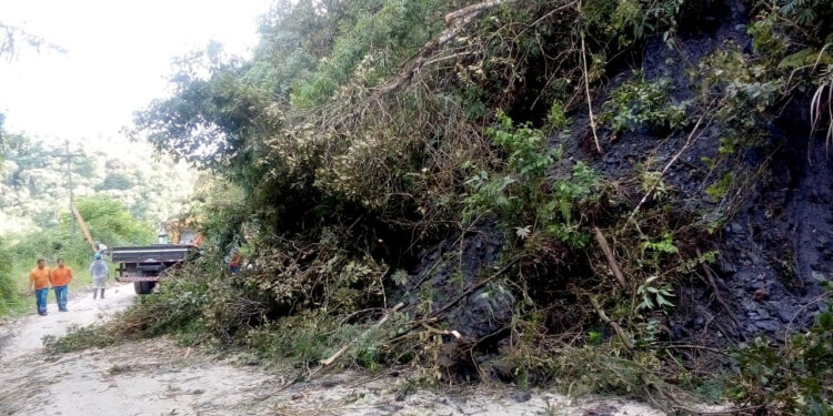 PR-090 em Campo Largo é atingida por queda de barreira