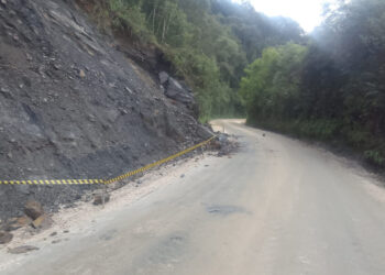 PR-090, em Campo Largo, está interditada devido a novo escorregamento de terra