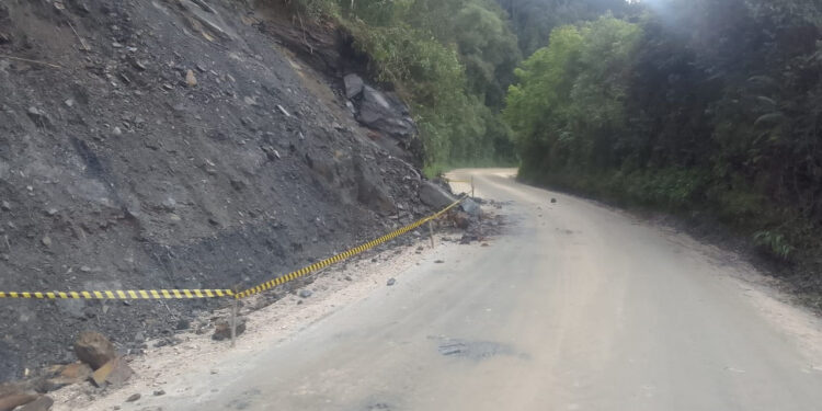 PR-090, em Campo Largo, está interditada devido a novo escorregamento de terra