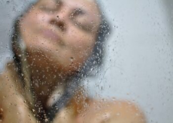 MPPR e Nucria cumprem ordem de busca e apreensão em Curitiba contra indivíduo flagrado filmando meninas em banheiro de clube