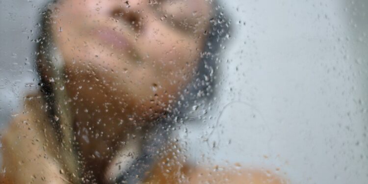 MPPR e Nucria cumprem ordem de busca e apreensão em Curitiba contra indivíduo flagrado filmando meninas em banheiro de clube