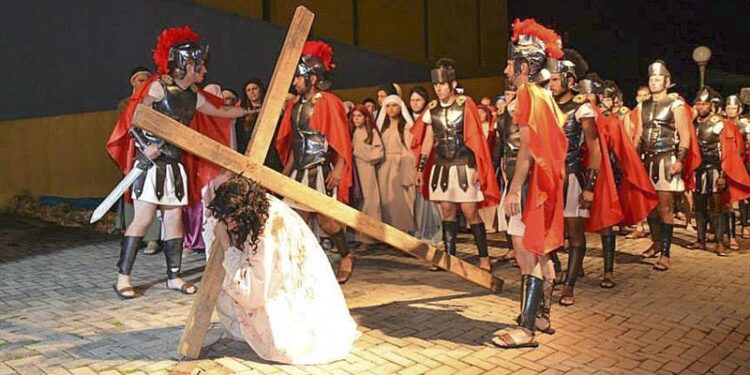 Encenações da Paixão de Cristo na Sexta-Feira Santa estão de volta a Curitiba