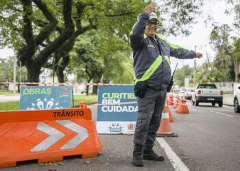 Agentes da Setran auxiliam na organização do trânsito para procissões e apresentações