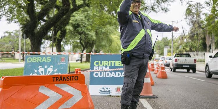 Agentes da Setran auxiliam na organização do trânsito para procissões e apresentações