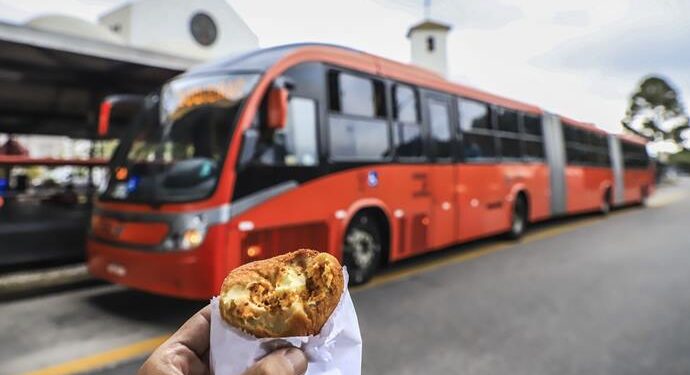 Coxinha do Carmo é eleita a melhor dos terminais de Curitiba pelos passageiros