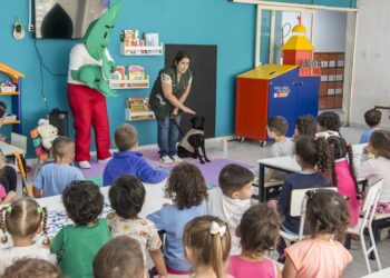 Fifo e Folheco, da Família Folhas, ensinam às crianças como cuidar de animais domésticos