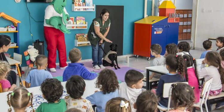 Fifo e Folheco, da Família Folhas, ensinam às crianças como cuidar de animais domésticos