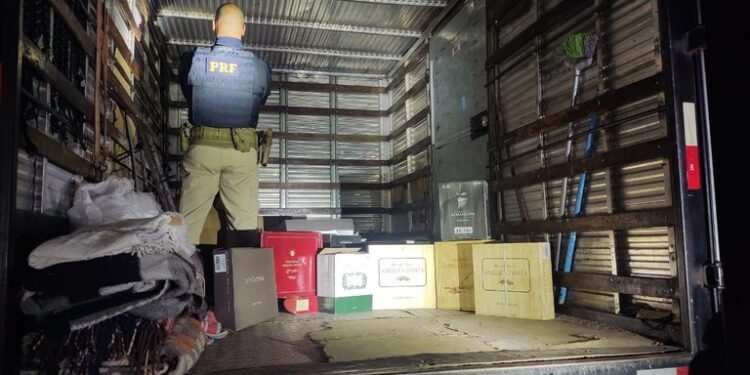 PRF apreende mais de 300 garrafas de vinhos importados irregularmente no Paraná