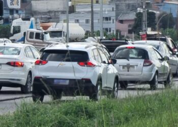 Em menos de 2 horas, PRF flagra 126 veículos usando acostamento irregularmente no Contorno Sul
