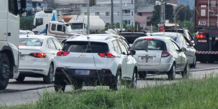Em menos de 2 horas, PRF flagra 126 veículos usando acostamento irregularmente no Contorno Sul