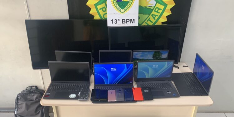 Após furto em escritório, Polícia Militar localiza eletrônicos no Tatuquara; casal foi detido