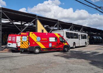 Pedestre colide em ônibus no Terminal do Pinheirinho