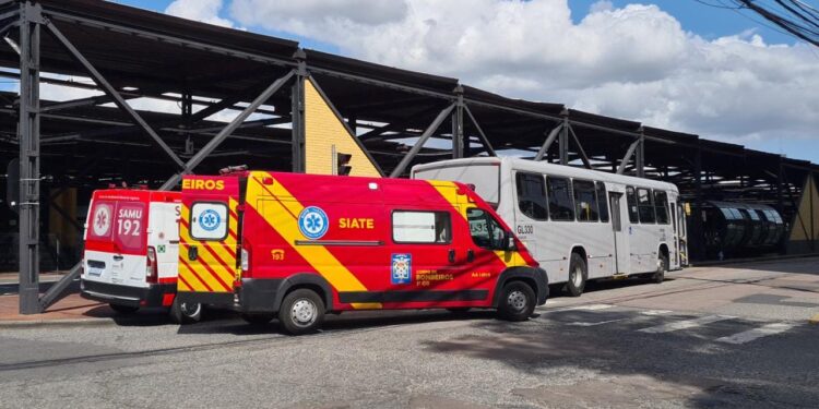 Pedestre colide em ônibus no Terminal do Pinheirinho