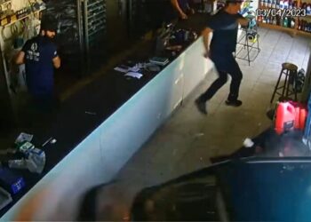Motorista sofre mal súbito e invade comércio no Paraná, veja o vídeo