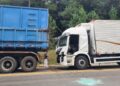 Motorista de caminhão fica preso nas ferragens em colisão no Contorno Norte