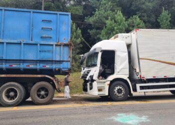 Motorista de caminhão fica preso nas ferragens em colisão no Contorno Norte