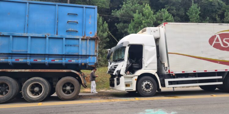 Motorista de caminhão fica preso nas ferragens em colisão no Contorno Norte