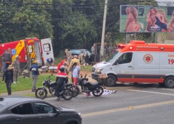 Motorista se perde em curva, invade pista contrária e mata mulher em moto, veja o vídeo