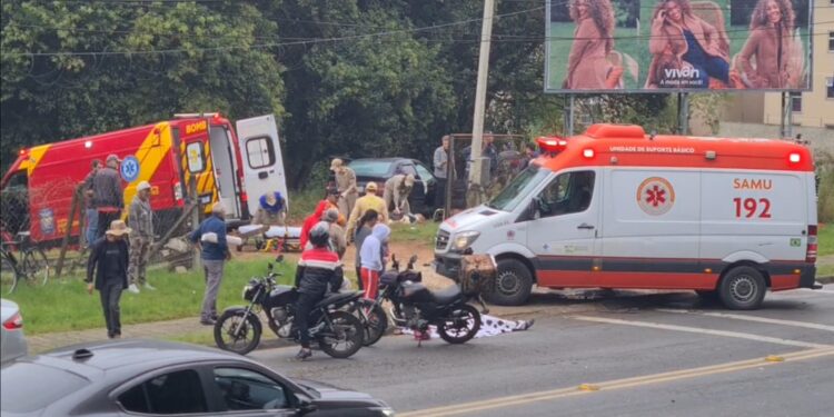 Motorista se perde em curva, invade pista contrária e mata mulher em moto, veja o vídeo