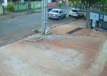 Ladrão empurra carro durante furto após veículo “morrer”, no Paraná