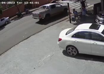 Indivíduos em caminhonete jogam bomba em estudantes que estavam em frente a colégio no Paraná, veja o vídeo