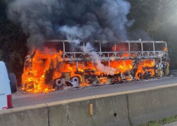 Ônibus pega fogo na BR-277 em Morretes