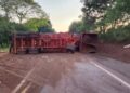 PR-323 fica com pistas parcialmente interditadas após tombamento de caminhão de esterco