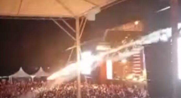 Jovem fica ferida ao ser atingida por fogos de artifício durante show