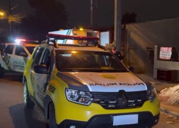 Na RMC, moradores ouvem tiros e encontram homem morto em calçada