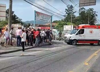 Criminoso invade creche e armado de machado ataca crianças, veja o vídeo