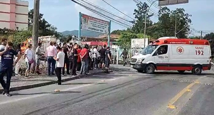 Criminoso invade creche e armado de machado ataca crianças, veja o vídeo